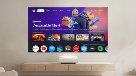 XGIMI AURA 2 GTV 4K Laser TV mit Google TV im Wohnraum
